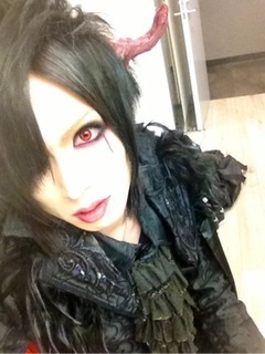 名前 Yo Ka 愛称 よーか よかたん バンド名 Diaura 元メガマソローディ パート ボーカルお立ち台大好き 誕生日 1987 10 31 特徴 現在は黒髪だが基本的にだいたいツートン バンド内で一番背は小さいが引き締まった身体で腹筋